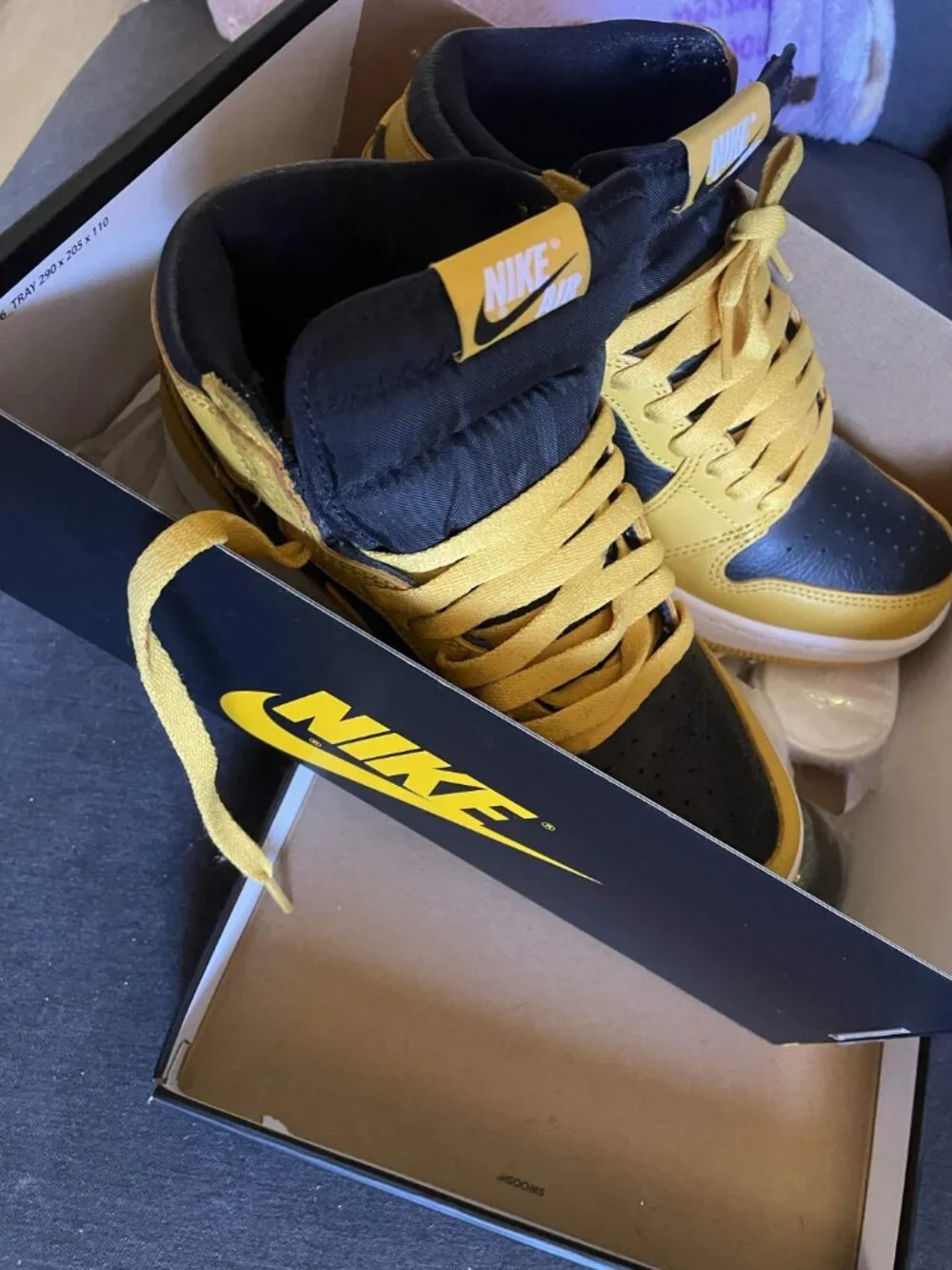 Nike Air Jordan 1 High OG “Pollen” Black/Yellow~Like New/with box size 5 men
